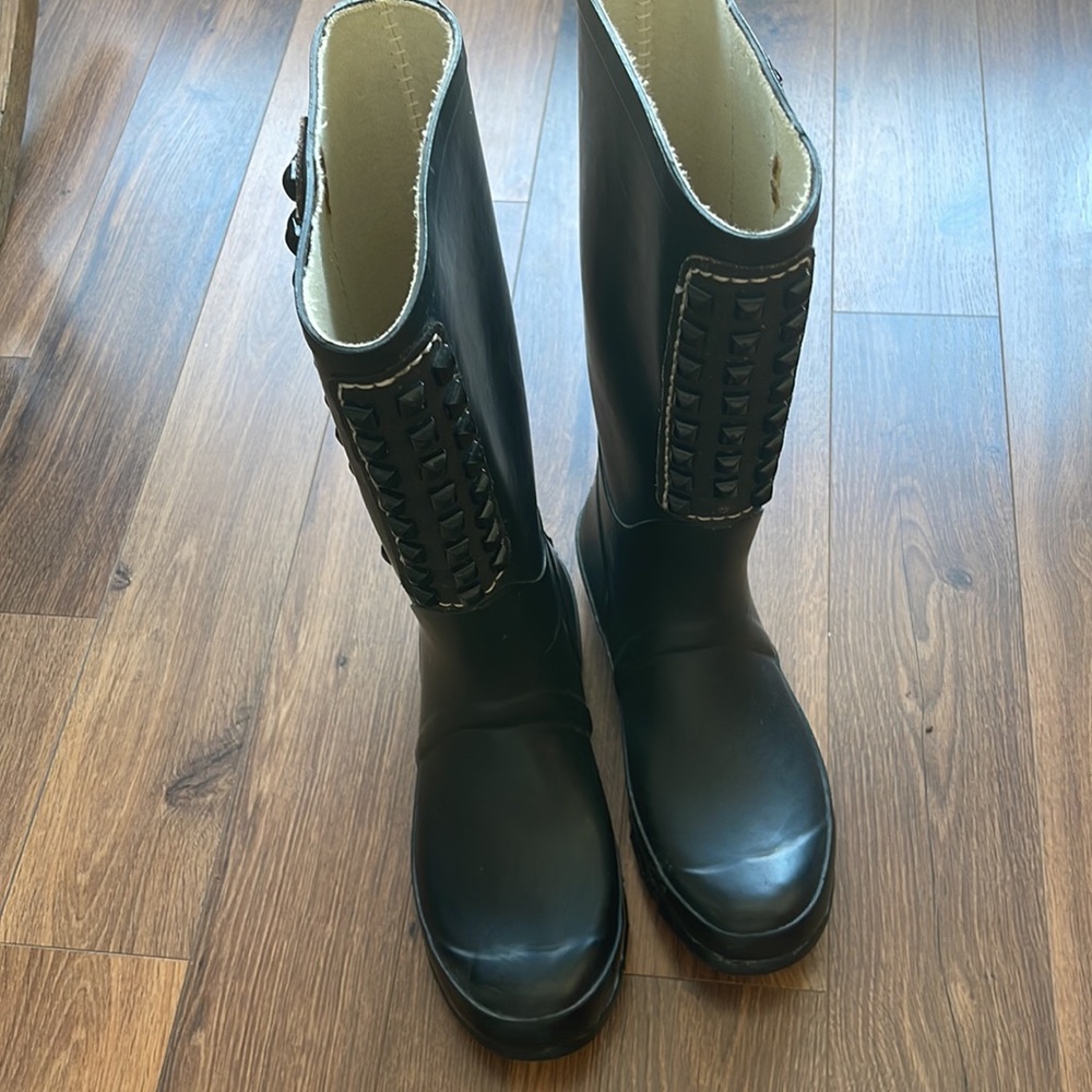 BCBGMAXAZRIA Black Studded Grommet Rainboots - Picture 10 of 13